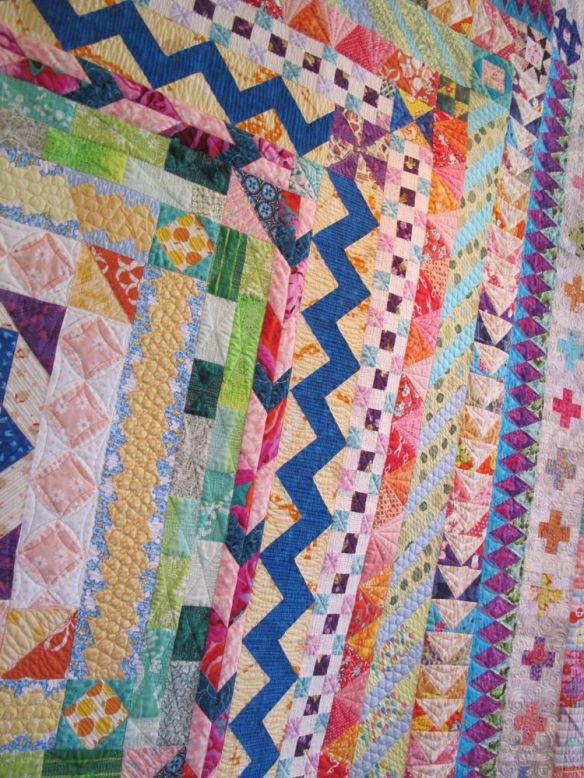 Happy Medallion Quilt by Rita Nguyen. Quilted by Natalia Bonner.